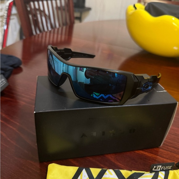 Authentic Oakley Oil Rig/matte Black/blue Walleva Polarized/EUC - Picture 2 of 4